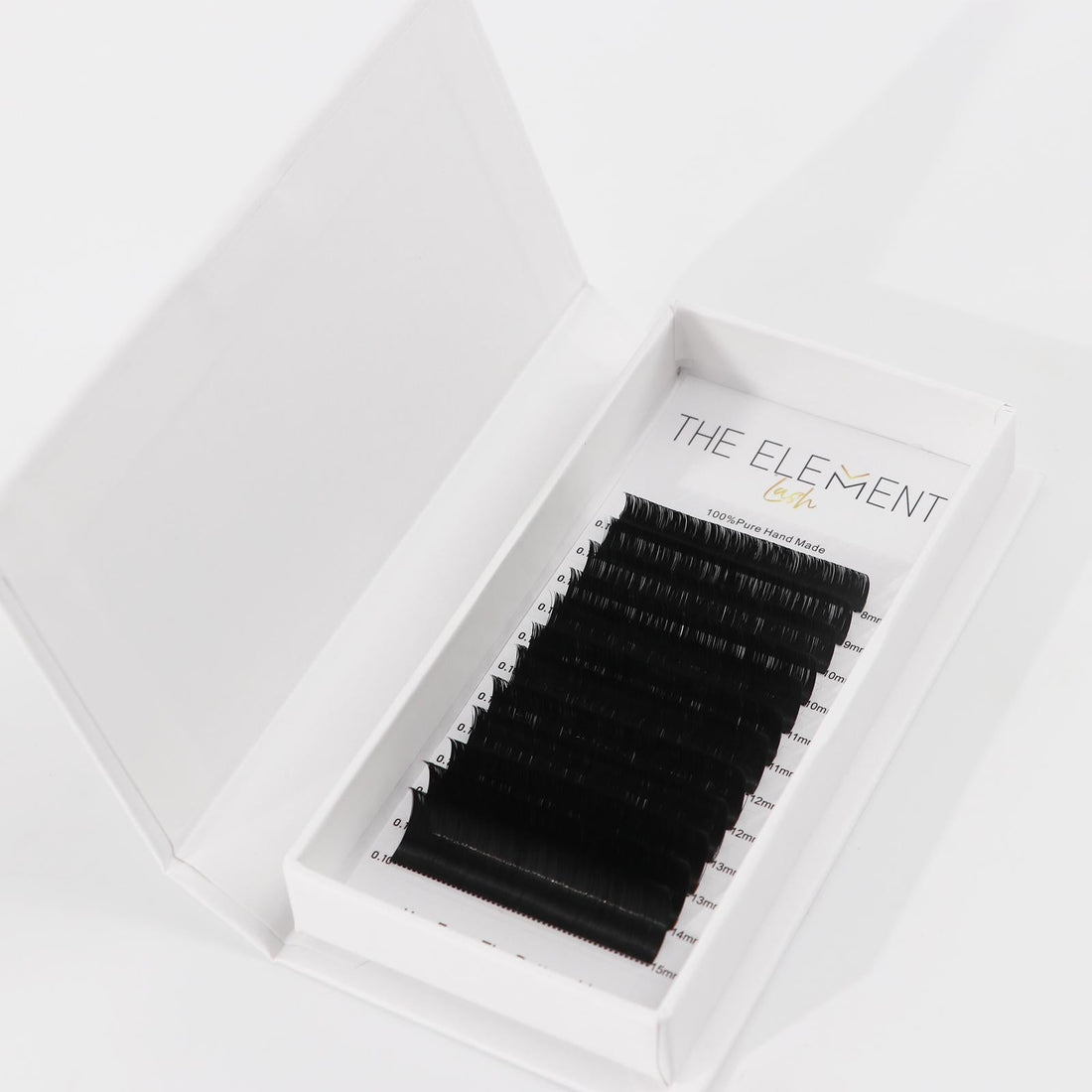 Flat lashes for dramatic look